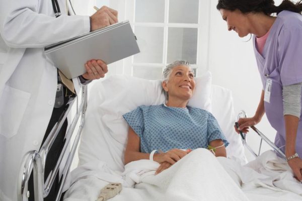 Acompanhante Hospitalar Oferecemos suporte durante internações ou tratamentos, especialmente quando as famílias não podem estar presentes.